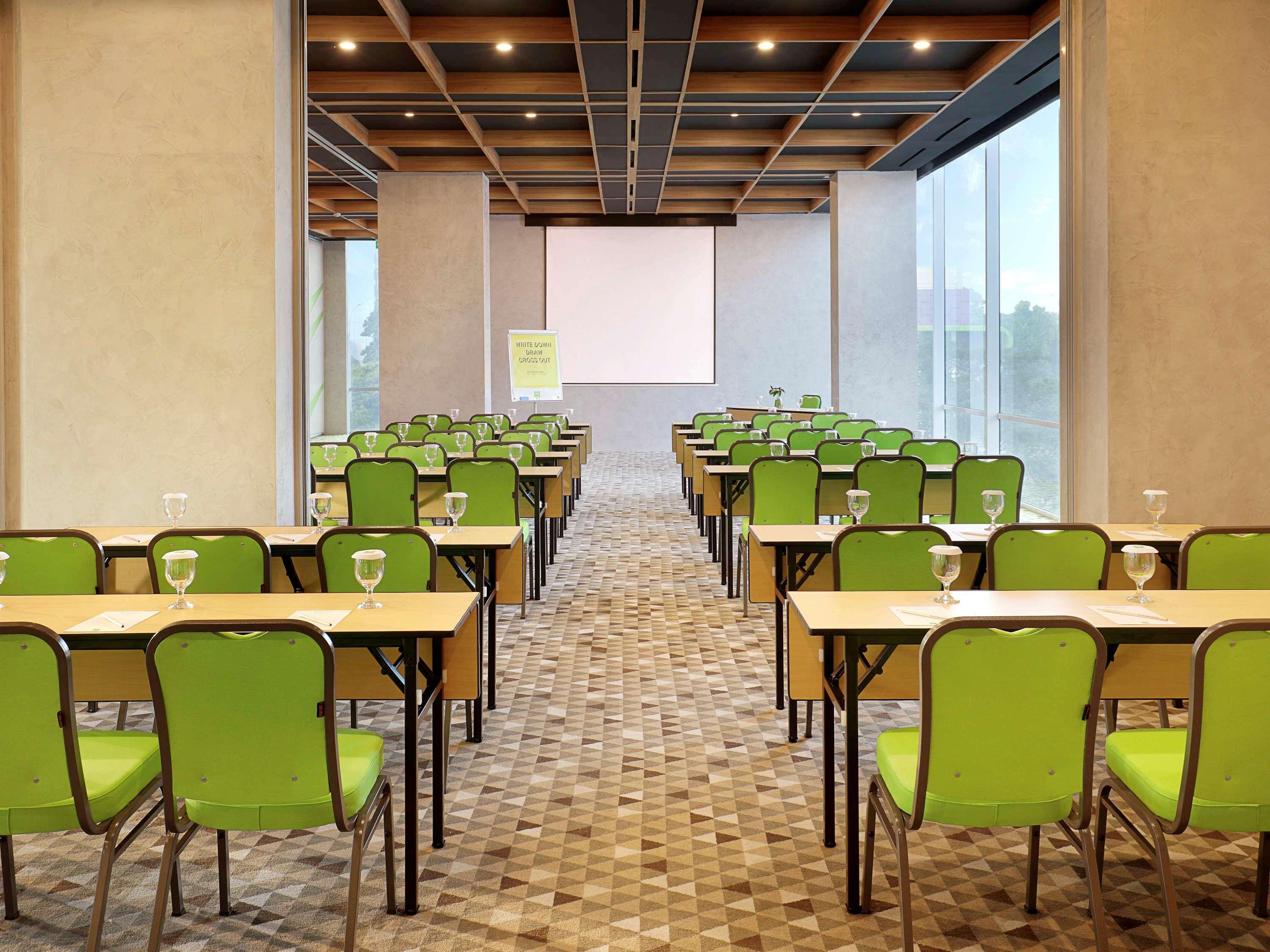 Ibis Styles Jakarta Simatupang Exterior photo